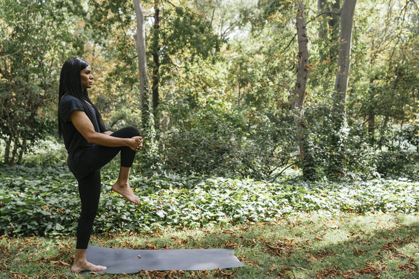 ragazza che pratica yoga in una foresta molto bella - Foto, immagini