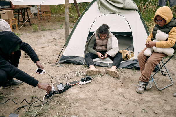 Personas refugiadas con gadgets - Foto, Imagen