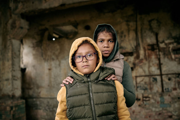 Діти залишилися поодинці після бойових дій
 - Фото, зображення