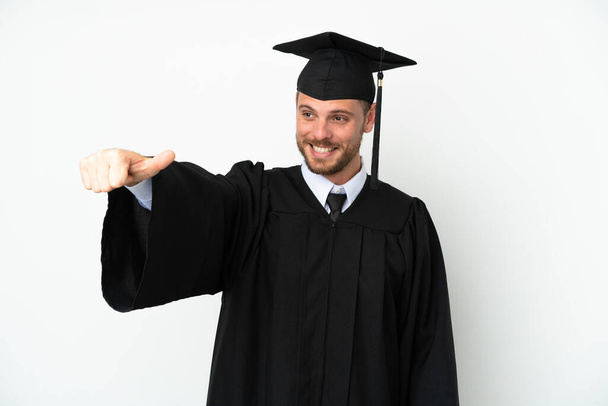 若い大学ブラジルの卒業生は白い背景に親指を上げジェスチャー - 写真・画像