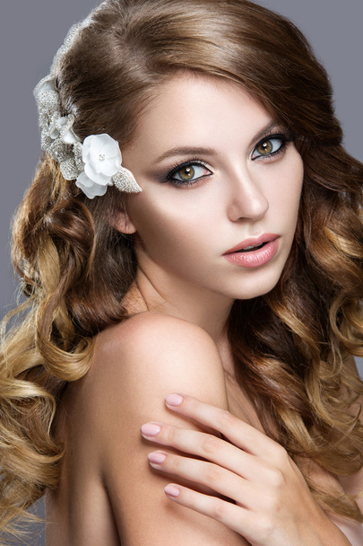 Beautiful girl in wedding image with flowers in her hair - Fotoğraf, Görsel