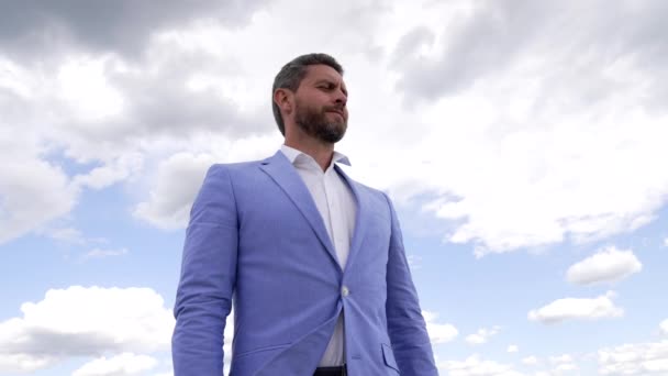 sonriente hombre adulto en formalwear comprobar el tiempo de espera para la fecha, hora - Metraje, vídeo