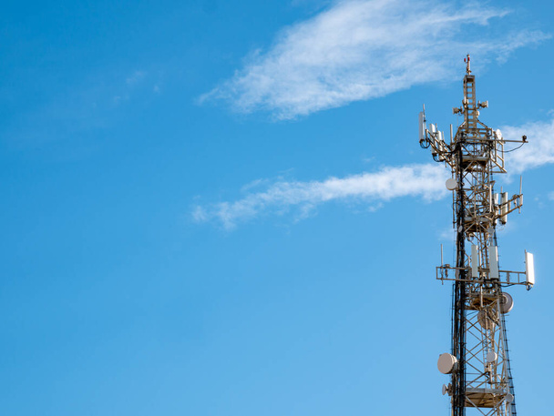 κεραία πύργου επικοινωνίας ή 3G 4G τηλέφωνο δικτύου, αντιγραφή χώρου με ουρανό και σύννεφα - Φωτογραφία, εικόνα