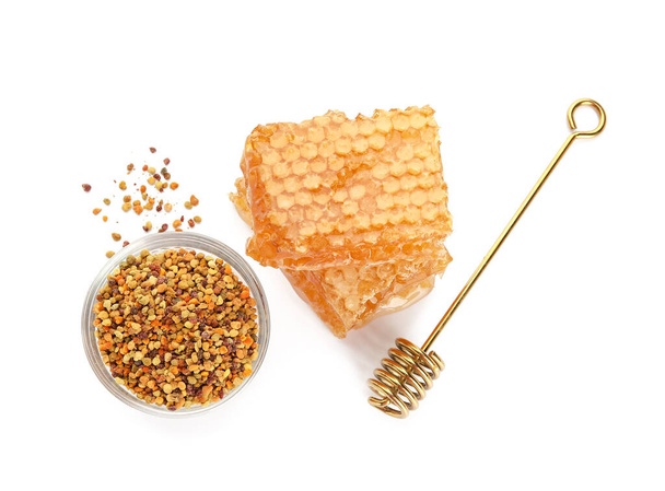 Bowl of bee pollen and honey combs on white background - Zdjęcie, obraz