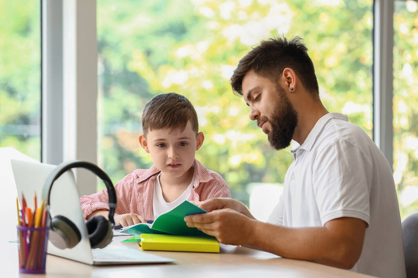 Chlapec se svým otcem učí doma. - Fotografie, Obrázek