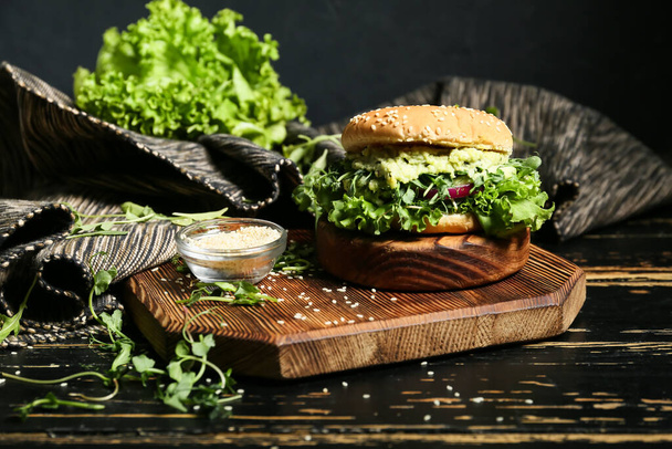 Puinen lauta maukas kasvissyöjä hampurilainen pöydällä - Valokuva, kuva