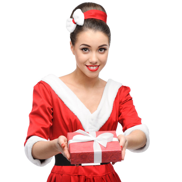 cheerful retro girl holding red gift - Foto, afbeelding