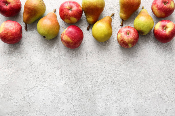 Ripe pears and apples on light background - Foto, Imagem