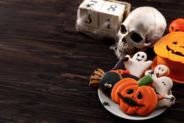 Talíř s chutnými sušenkami na oslavu Halloweenu na stole - Fotografie, Obrázek