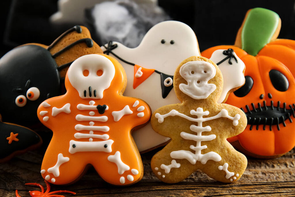Sabrosas galletas para la celebración de Halloween en la mesa - Foto, imagen