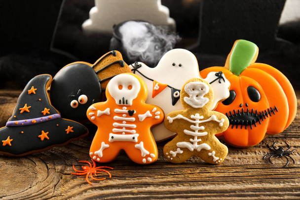 Вкусное печенье на Хэллоуин на столе - Фото, изображение
