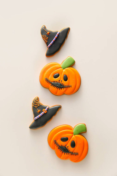 Smaczne ciasteczka na Halloween uroczystości na tle światła - Zdjęcie, obraz