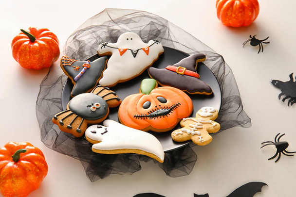 Plate ízletes cookie-k Halloween ünneplés és dekoráció fehér háttér - Fotó, kép