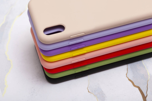 Kleurrijke siliconen telefoonhoesjes op elkaar gestapeld. telefoon gevallen beeld genomen voor online verkoop - Foto, afbeelding
