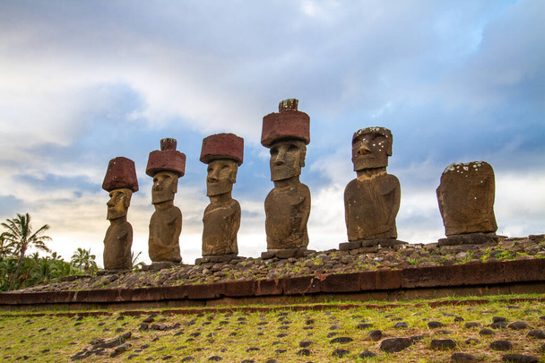 Moai in Ahu Tongariki, Paaseiland, Chili. - Foto, afbeelding