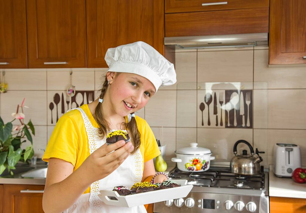 Dívka upekla ve své kuchyni dortík - Fotografie, Obrázek