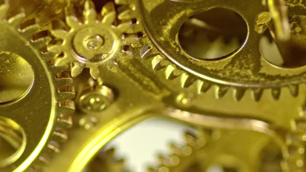Mecanismo de engrenagens antigas douradas trabalhando Zoom para fora Close-up - Filmagem, Vídeo