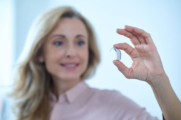 Special hearing aid for female fingers - 写真・画像