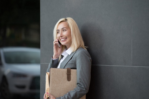 Businesswoman talking by phone - Photo, Image