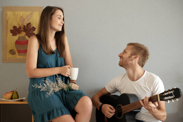 Mujer mirando novio jugando guitarra - Foto, imagen