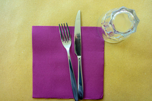A top view shot of purple tableware on a wooden table - Foto, immagini