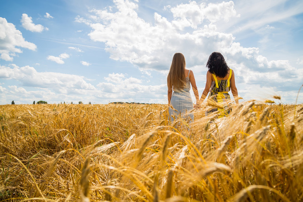 Girls standing in a wheat field. - Fotoğraf, Görsel