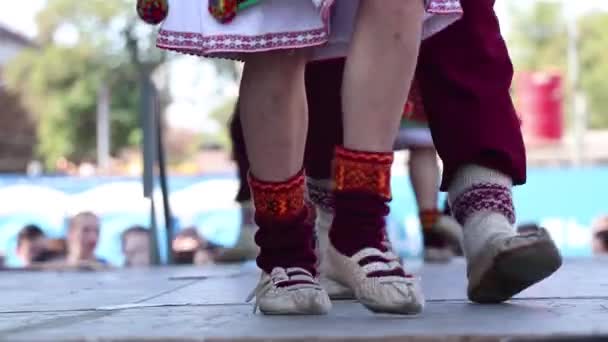 Украинские народные артисты в ботинках и вышитых рубашках на сцене на городской площади, ногах в ботинках, народных гуляниях - Кадры, видео