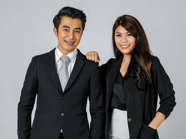 Asiático hombre y mujer en uniforme de negocios personas confiadas retrato aislado sobre fondo blanco. - Foto, Imagen