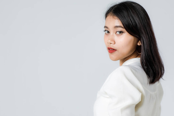 Jovem bela mulher asiática em panos casuais inteligentes, parece confiante e enérgica, retrato isolado no fundo branco. - Foto, Imagem