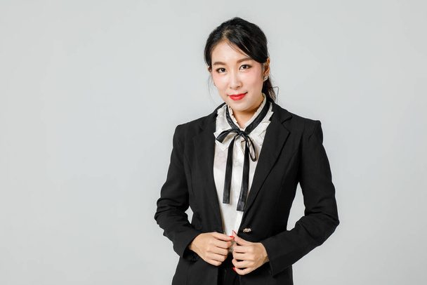Mujer asiática, gente joven de la oficina lleva traje casual inteligente, parece retrato seguro y enérgico aislado sobre fondo blanco. - Foto, imagen