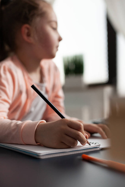 Szekrény a kisgyerek írásban matematika házi feladat a notebook - Fotó, kép