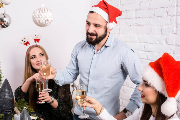 Kerstmis partij vrolijke vrienden op met drinken en plezier - Foto, afbeelding