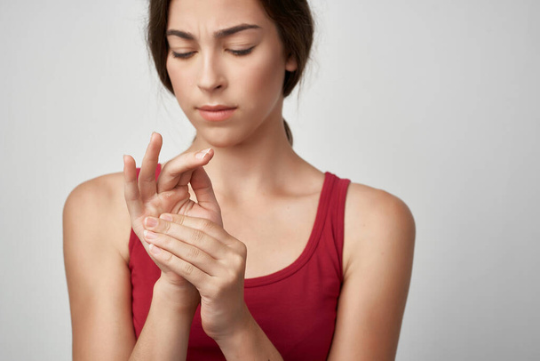 γυναίκα σε κόκκινο t-shirt δάχτυλο πόνο στις αρθρώσεις υγεία - Φωτογραφία, εικόνα