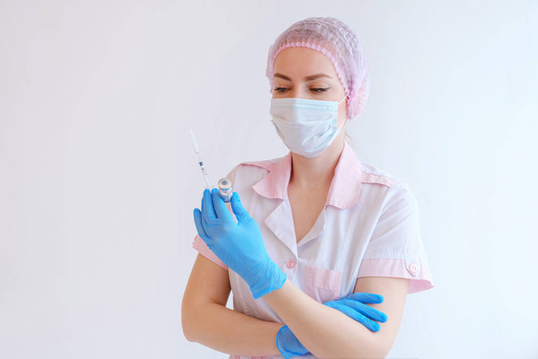 Вакцина COVID-19 в руках дослідника, жінка-лікар тримає шприц і пляшку
 - Фото, зображення