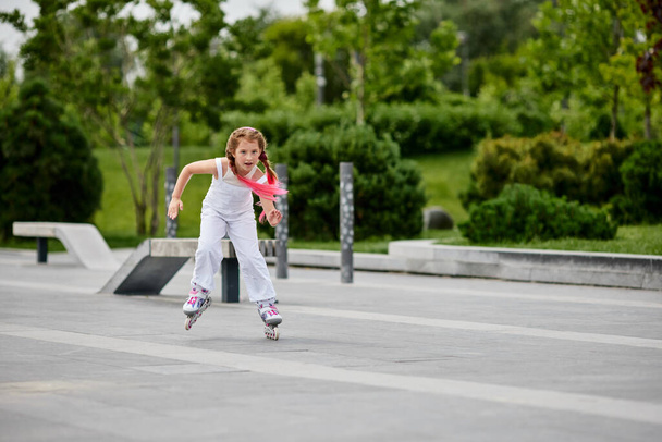 Cute little child girl on roller skates - Foto, Imagen