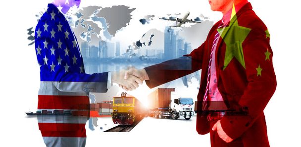 dos hombres de negocios estrechan la mano, China-EE.UU. guerra comercial, La logística mundial, distribución de la red logística en segundo plano Embarcación de carga de contenedores industriales para el envío rápido instantáneo - Foto, Imagen