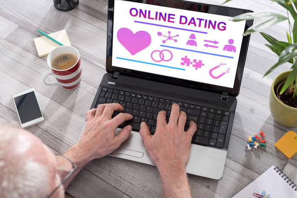 Концепция онлайн знакомств показана на ноутбуке, используемом мужчиной - Фото, изображение