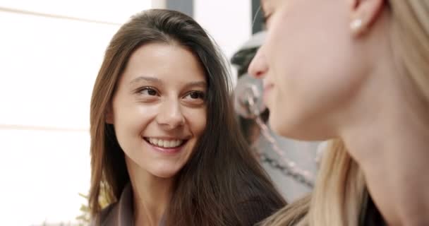 egy gyönyörű lány mosolyog, amikor a sikerről beszél a barátjával, a boldogságról. - Felvétel, videó