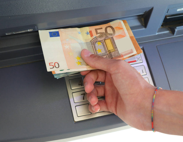 recoger a mano billetes de un cajero automático en Europa - Foto, imagen