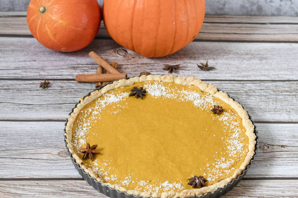 Delicious homemade American pumpkin pie. on a gray and woody background. - Foto, imagen