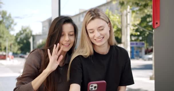 Vonzó fiatal nők, hogy videohívás egy mobiltelefon, hogy virtuális csók - Felvétel, videó