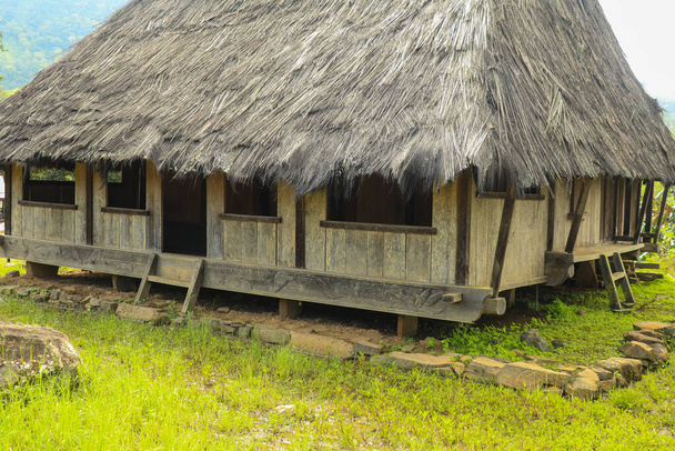tomada en abril una casa tradicional en el pueblo de Wologai en Ende East Nusa Tenggara. - Foto, Imagen