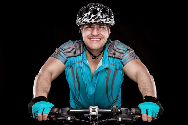 Joven ciclista masculino con su bicicleta
 - Foto, Imagen