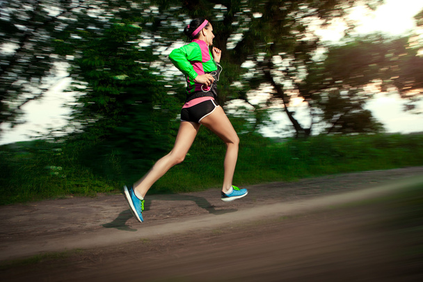 běží mladá žena - Fotografie, Obrázek