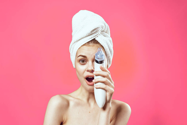 mujer con hombros desnudos y procedimientos de spa de limpieza de la piel cosmetología - Foto, imagen