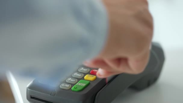 Mujer pagando con tarjeta de crédito sin contacto. Transacción inalámbrica de dinero. Pago inalámbrico - Imágenes, Vídeo