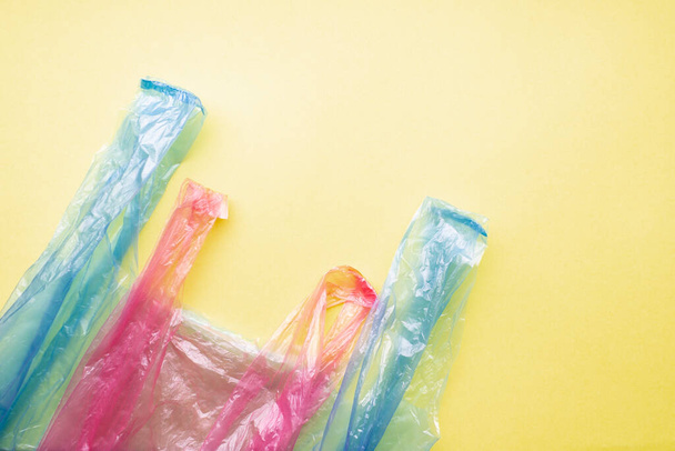 sacchetti di plastica con immondizia su sfondo verde - Foto, immagini