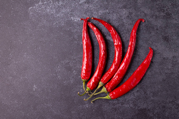 červená chilli paprika na černém pozadí - Fotografie, Obrázek