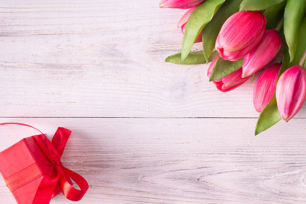 mooie tulpen en tulpenbloemen op houten ondergrond - Foto, afbeelding