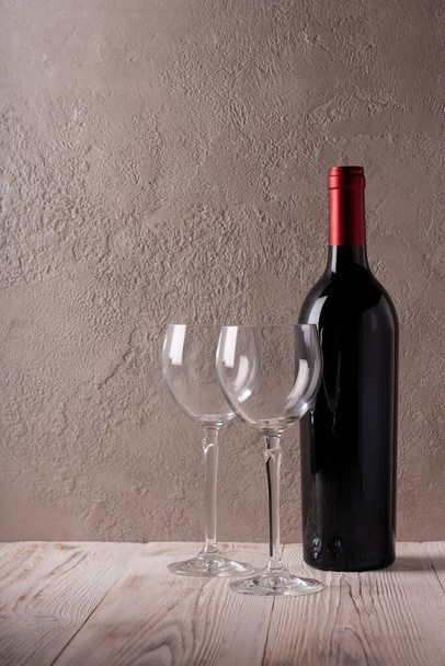 red wine bottle and glass on wooden background - Foto, imagen